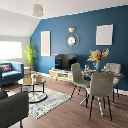 Blue Comfy Apartment With Double Beds And Free Parking Sleeps 4 Darwen Exterior photo