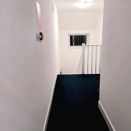 Blue Comfy Apartment With Double Beds And Free Parking Sleeps 4 Darwen Exterior photo