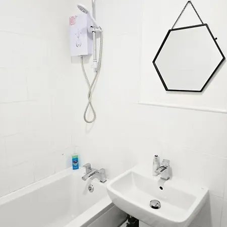 Blue Comfy Apartment With Double Beds And Free Parking Sleeps 4 Darwen Exterior photo