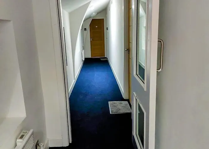 Blue Comfy Apartment With Double Beds And Free Parking Sleeps 4