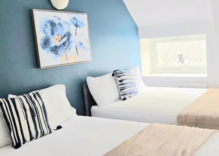 Blue Comfy Apartment With Double Beds And Free Parking Sleeps 4