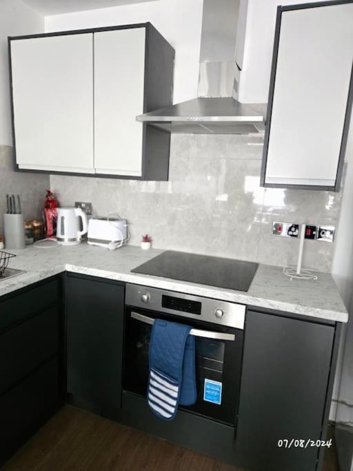 Apartment Blue Comfy With Double Beds And Free Parking Sleeps 4