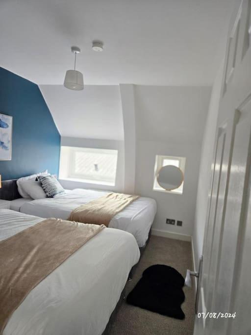 Blue Comfy With Double Beds And Free Parking Sleeps 4 *