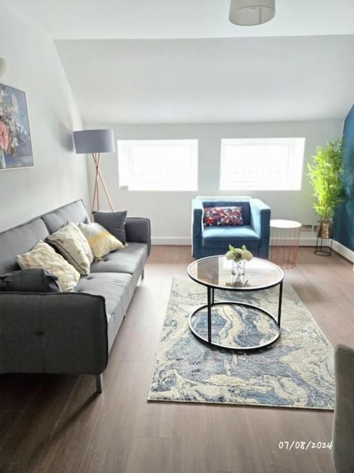Blue Comfy With Double Beds And Free Parking Sleeps 4 * Darwen