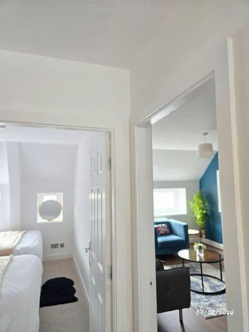 Blue Comfy With Double Beds And Free Parking Sleeps 4 Apartment