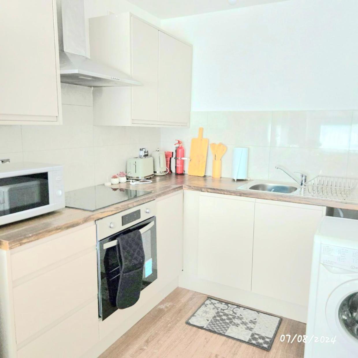 Blue Comfy With Double Beds And Free Parking Sleeps 4