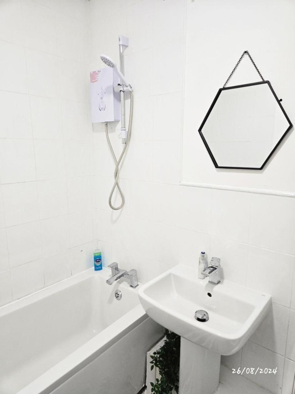 Apartment Blue Comfy With Double Beds And Free Parking Sleeps 4