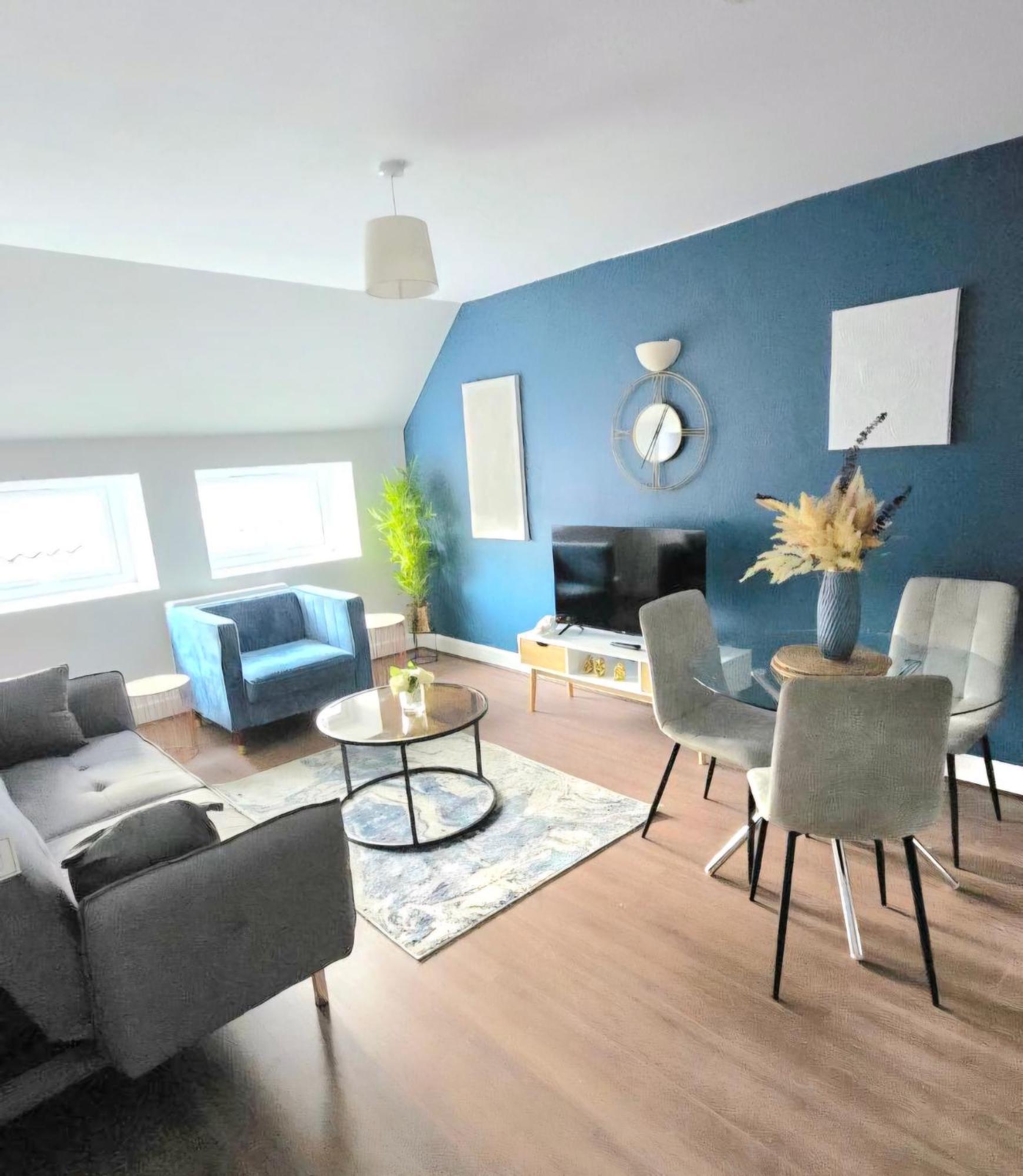 Blue Comfy With Double Beds And Free Parking Sleeps 4 Darwen